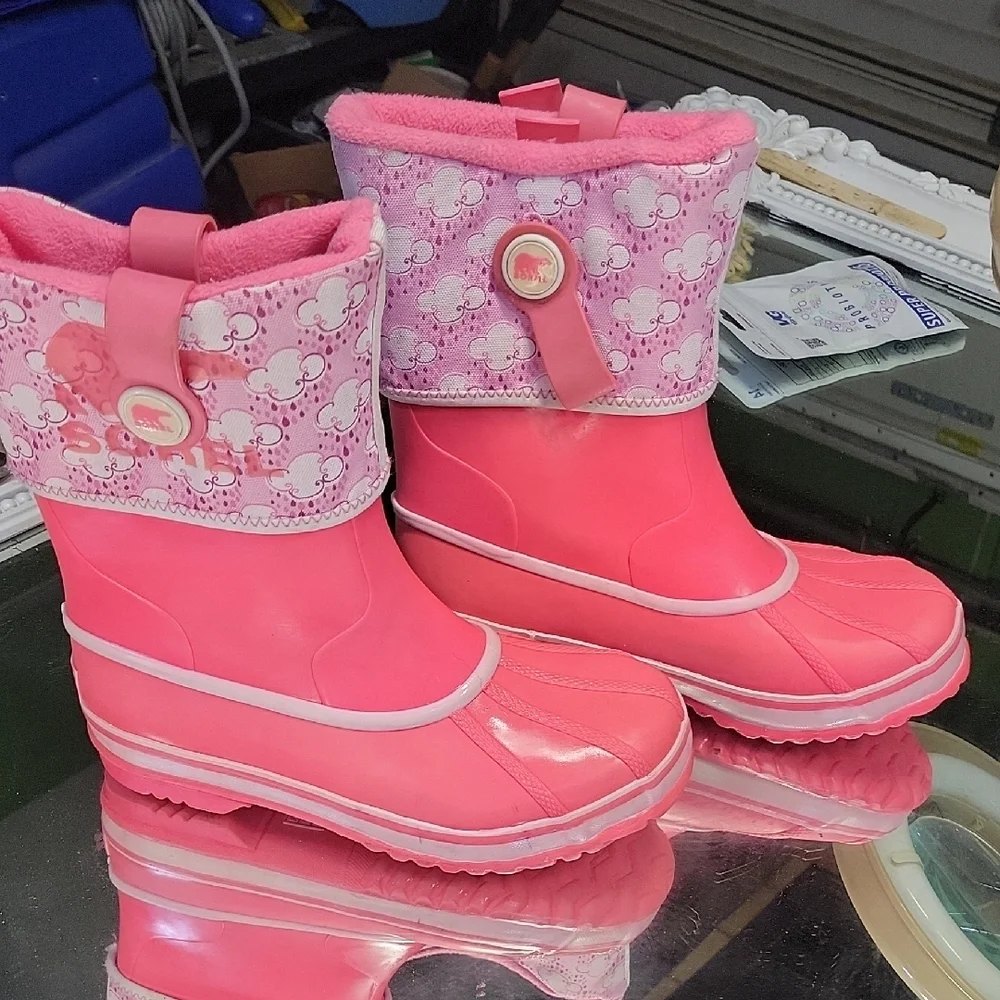 Sorel Girls Size 5 Bright Pink Snow Boots w/cloud Pattern Great Condition